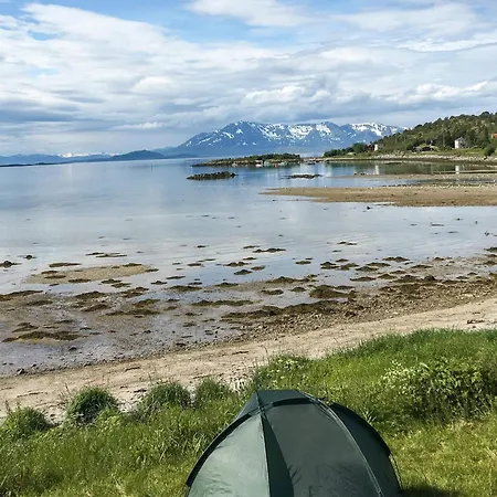 Holiday home Three-bedroom In Skatvik