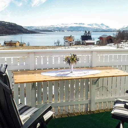 4 Person In Skatvik-by Traum